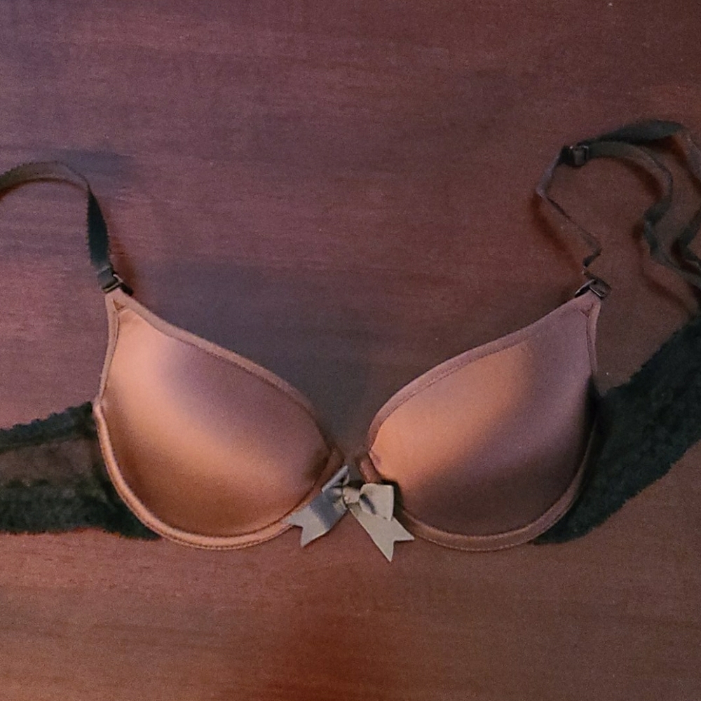 Never worn beautiful lightly padded 32A Brea